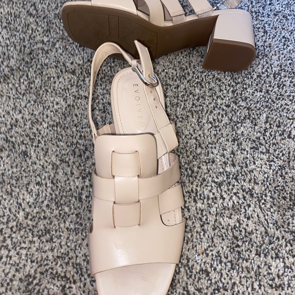 NWOT Evolve heels - Picture 4 of 6